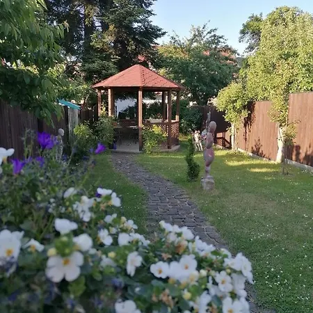 Se Zahradou Pro Dve Osoby V Turisticky Oblibene Lokalite Bělá pod Bezdězem