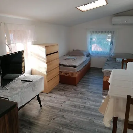 Se Zahradou Pro Dve Osoby V Turisticky Oblibene Lokalite Nyaraló